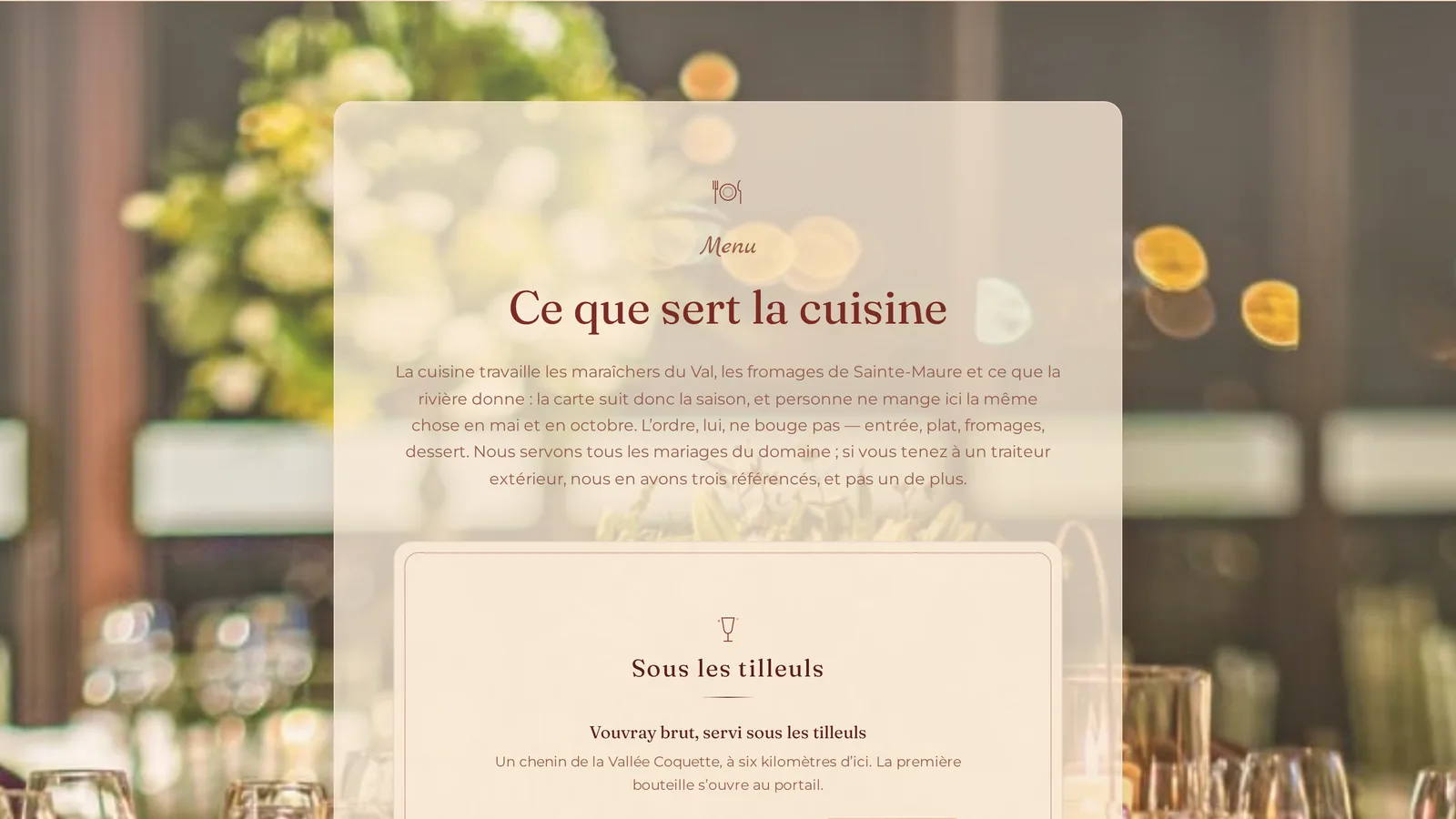 La section Menu sur une page d’événement : des catégories avec des icônes dessinées à la main, et des plats avec leur description et leurs mentions alimentaires.