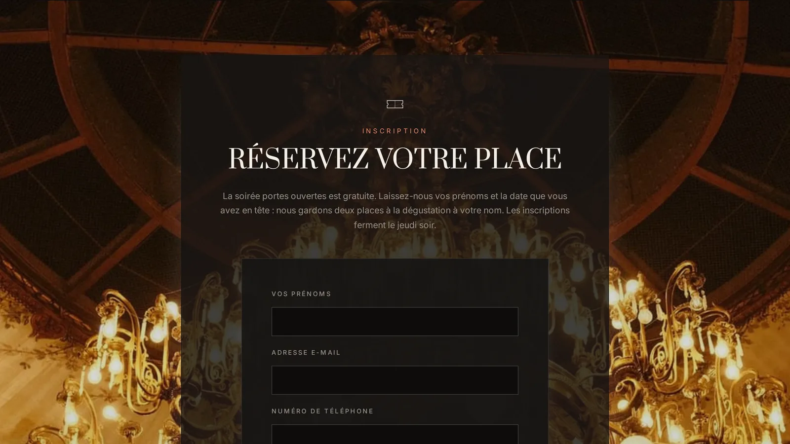 Le formulaire d’inscription sur la page publique de l’événement, à côté de la ligne qu’il a créée dans le tableau Inscriptions de l’écran des demandes.