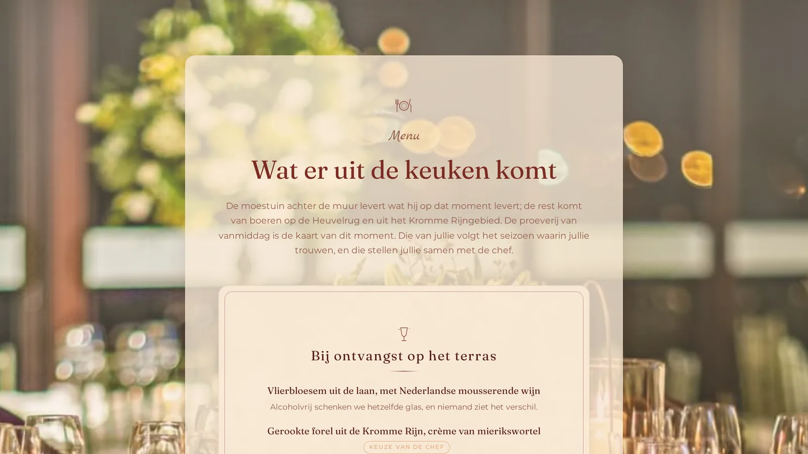 De sectie Menu op een eventpagina: categorieën met getekende iconen en gerechten met een omschrijving en dieetlabels.