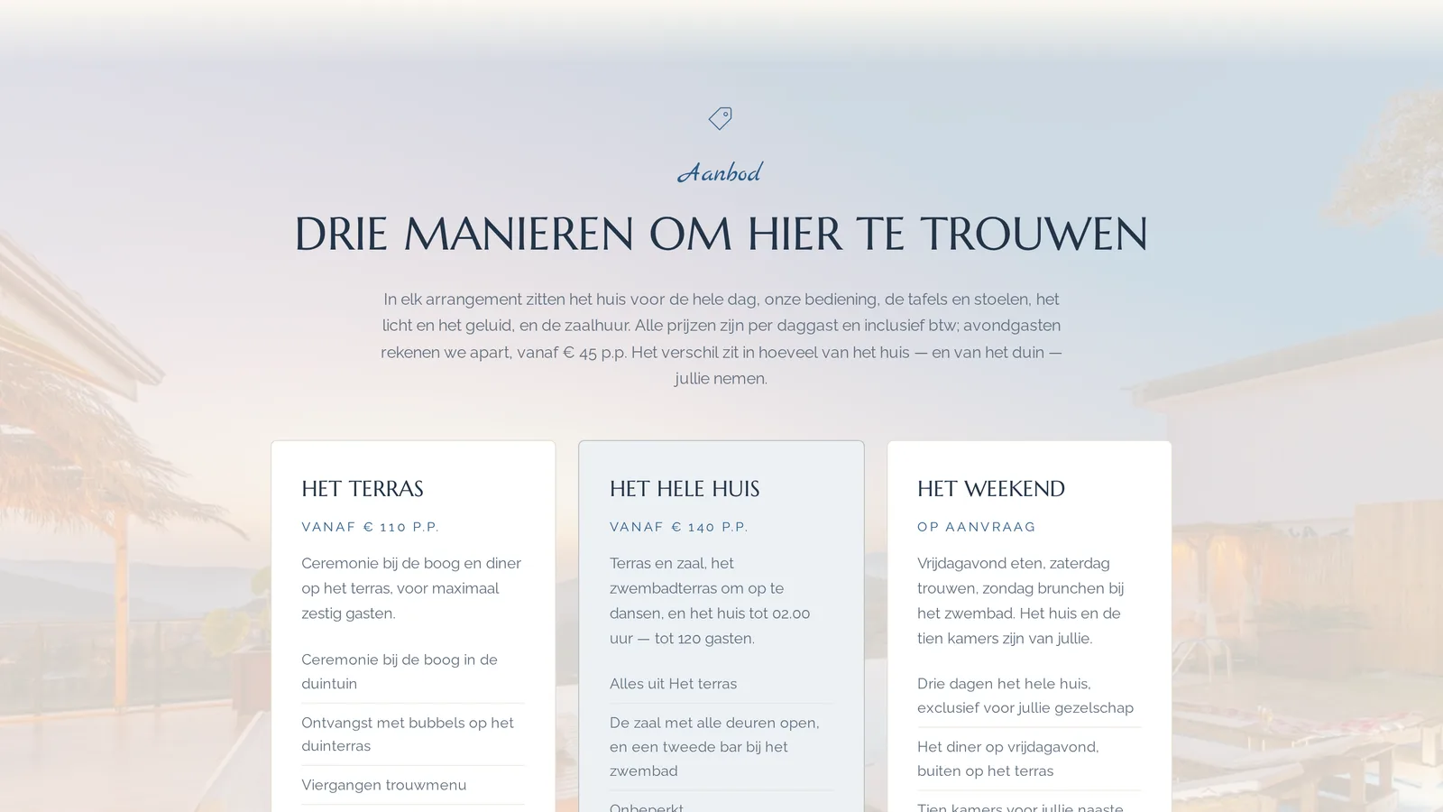 De sectie Aanbod op een eventpagina: drie kaarten met arrangementen, elk met een naam, een vanafprijs en een lijst van wat erin zit.