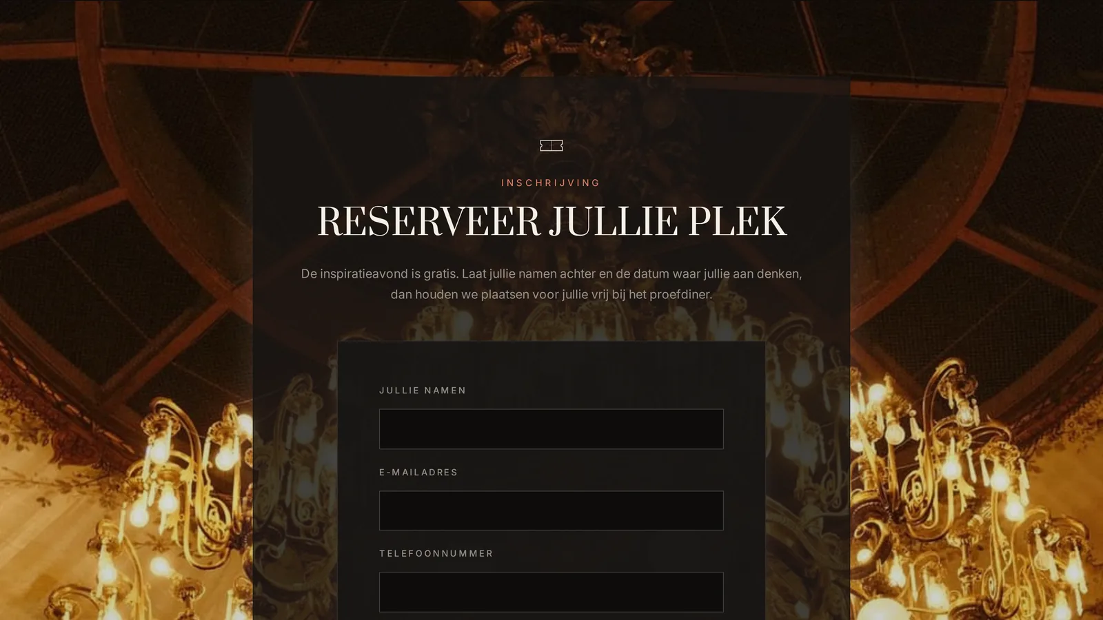 Het inschrijfformulier op een publieke eventpagina, naast de rij die het opleverde in de tabel Inschrijvingen in de studio.