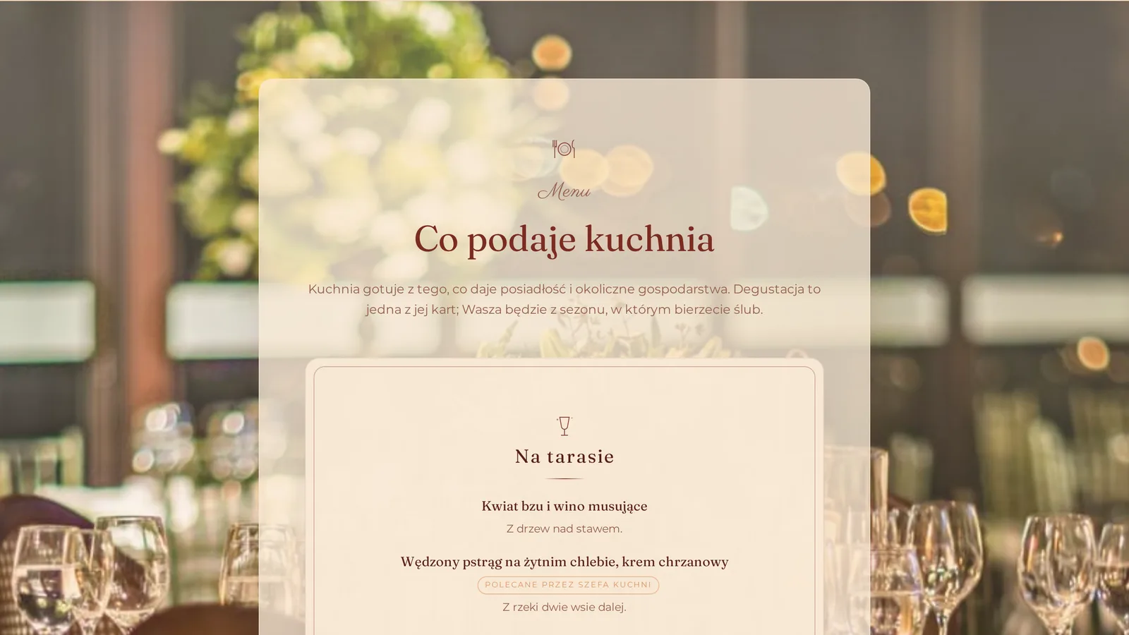 Sekcja Menu na stronie wydarzenia: kategorie z rysowanymi ikonami oraz dania z opisami i oznaczeniami dietetycznymi.