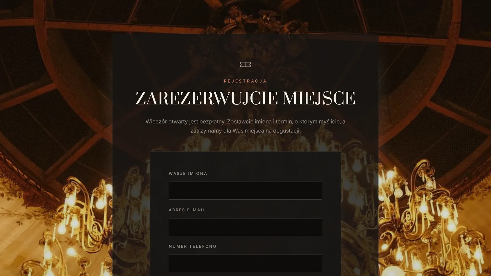 Formularz zapisów na publicznej stronie wydarzenia obok wiersza, który z niego powstał na ekranie leadów.